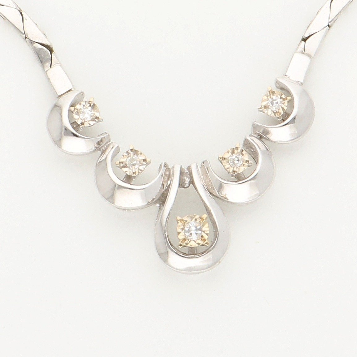 14 karatų baltojo aukso vintažinis kaklo papuošalas su 0,05 ct deimantais