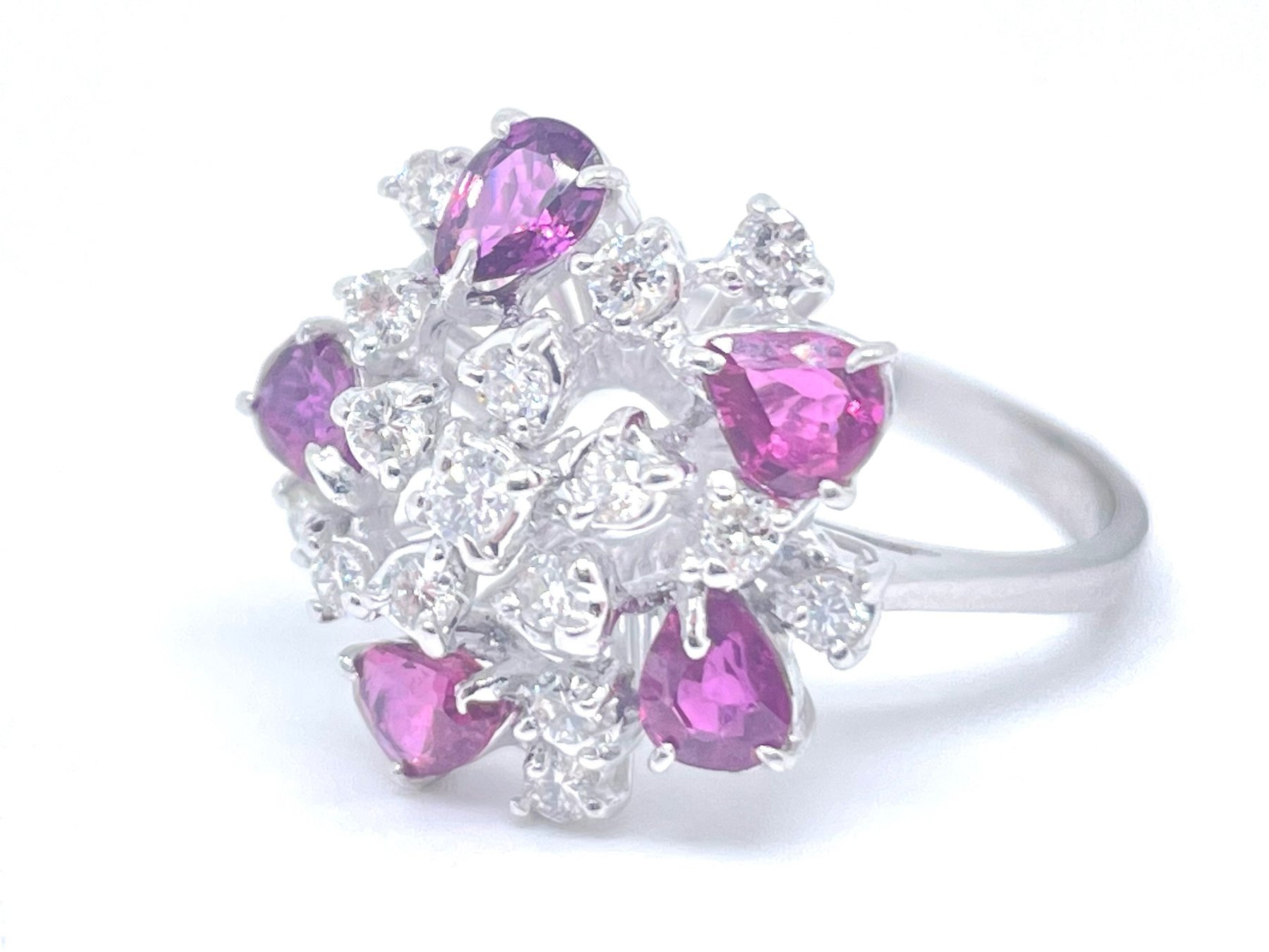 18 karatų baltojo aukso žiedas su 0,56 ct deimantais ir 1,00 ct natūraliais rubinais