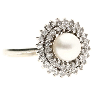 Elegantiškas 18 karatų balto aukso žiedas su natūralia perlu ir deimantais