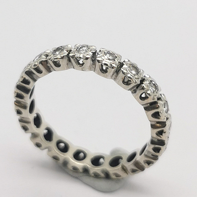 Elegantiškas 18 karatų baltojo aukso žiedas, inkrustuotas 20 briliantinio šlifavimo deimantų