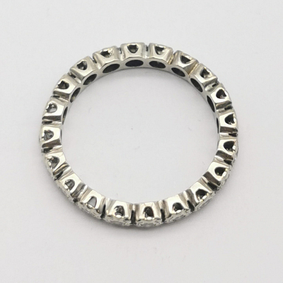 Elegantiškas 18 karatų baltojo aukso žiedas, inkrustuotas 20 briliantinio šlifavimo deimantų — Deimora papuošalai