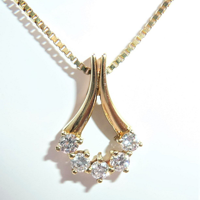 Elegantiška 14 karatų geltono aukso grandinėlė su 0.27 ct deimantais inkrustuotu pakabučiu.