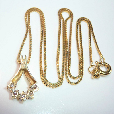 Elegantiška 14 karatų geltono aukso grandinėlė su 0.27 ct deimantais inkrustuotu pakabučiu. — Deimora papuošalai