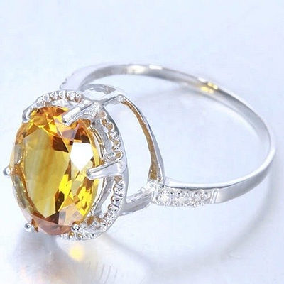 Išskirtinio dizaino 14 karatų baltojo aukso žiedas su 5.00 ct ovalo formos citrinu ir 6 briliantinio šlifavimo deimantais — Deimora papuošalai
