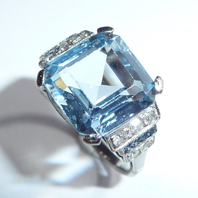 14 kt. baltojo aukso žiedas su 6.20 ct topazu, deimantais ir safyrais