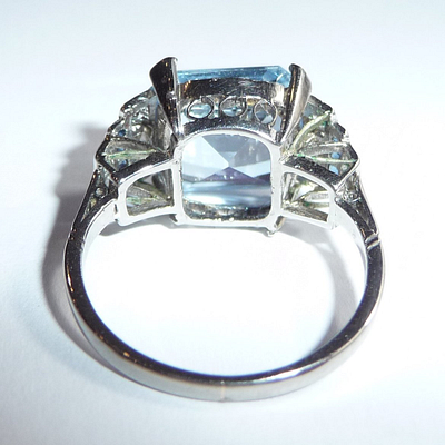 14 kt. baltojo aukso žiedas su 6.20 ct topazu, deimantais ir safyrais — Deimora papuošalai